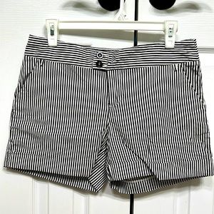 Vertigo Paris Women’s Shorts Dress Pin Stripe Flat Front Size 6